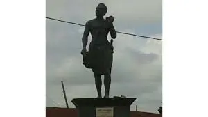 Statue du fondateur du village, installée au carrefour 2000 à Kaboli