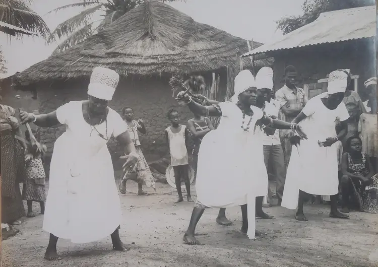 Danse kolobi des féticheuses du villages. Photo de SINON, Photographe