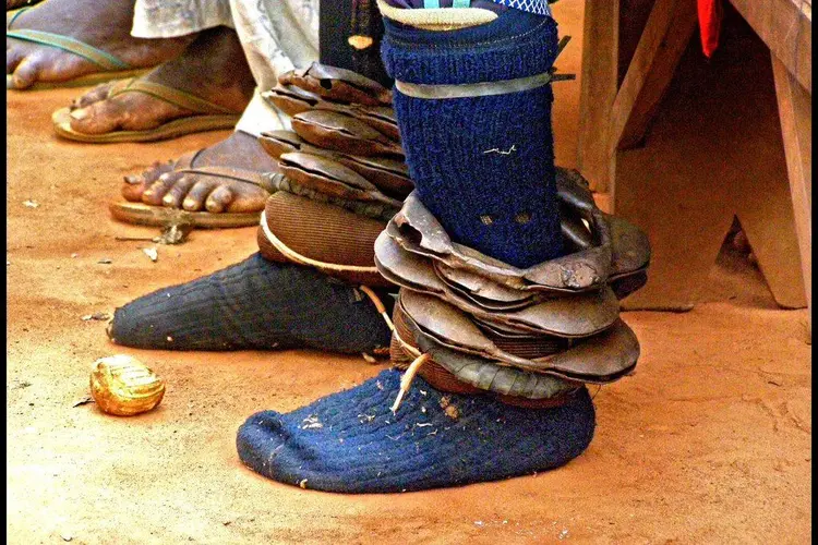 Accoutrement du pied du danseur guèlèdè