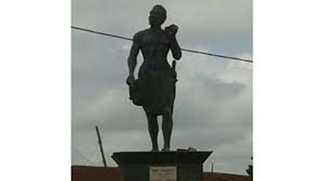 Statue du fondateur du village, installée au carrefour 2000 à Kaboli Statue du fondateur du village, installée au carrefour 2000 à Kaboli